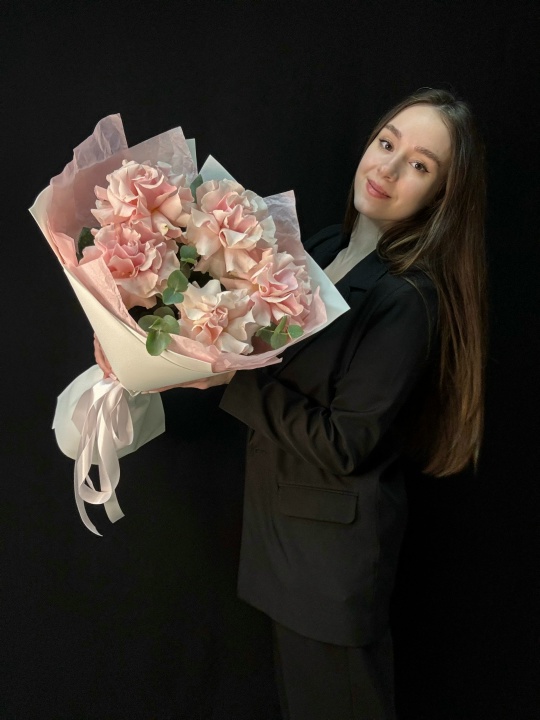 Букет французские розы с эвкалиптом 