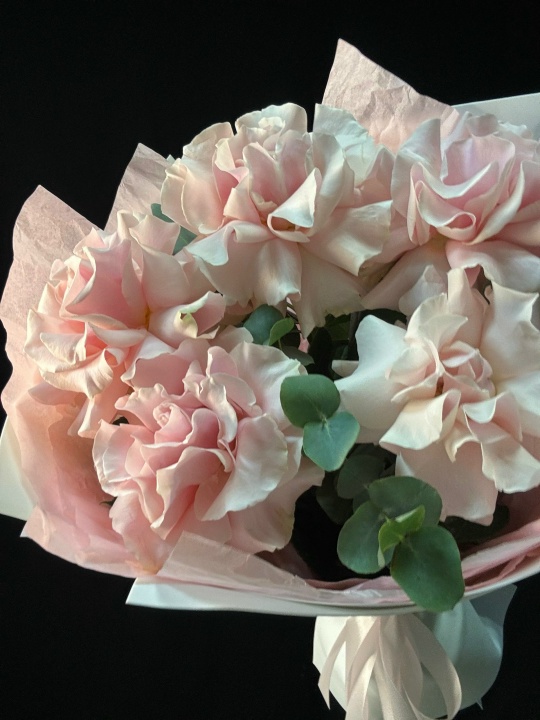 Букет французские розы с эвкалиптом 