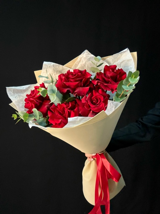 Букет из французских роз с эвкалиптом (размер S)