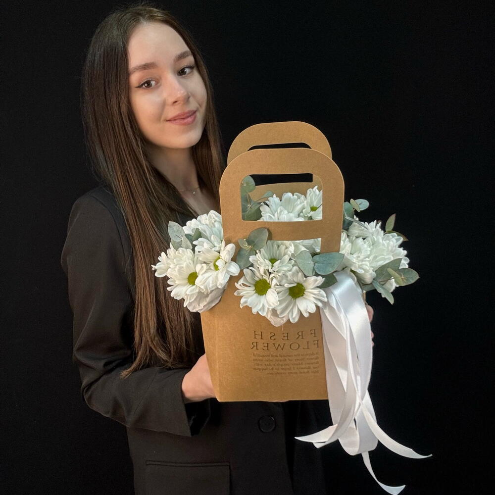 Композиция ромашки с эвкалиптом