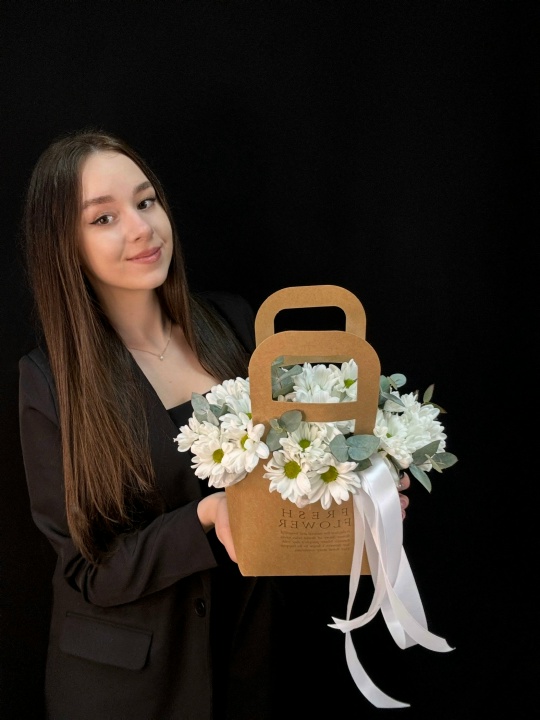 Композиция ромашки с эвкалиптом