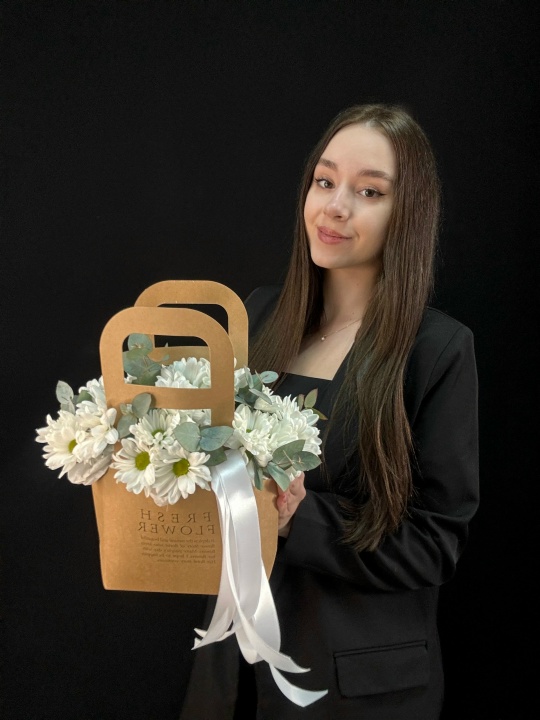 Композиция ромашки с эвкалиптом