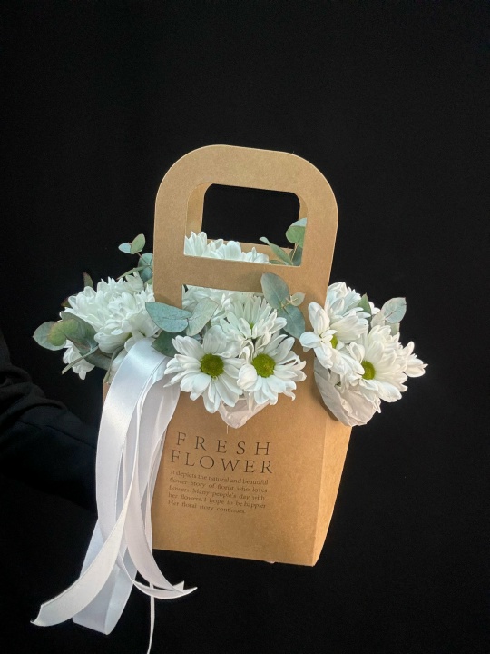 Композиция ромашки с эвкалиптом