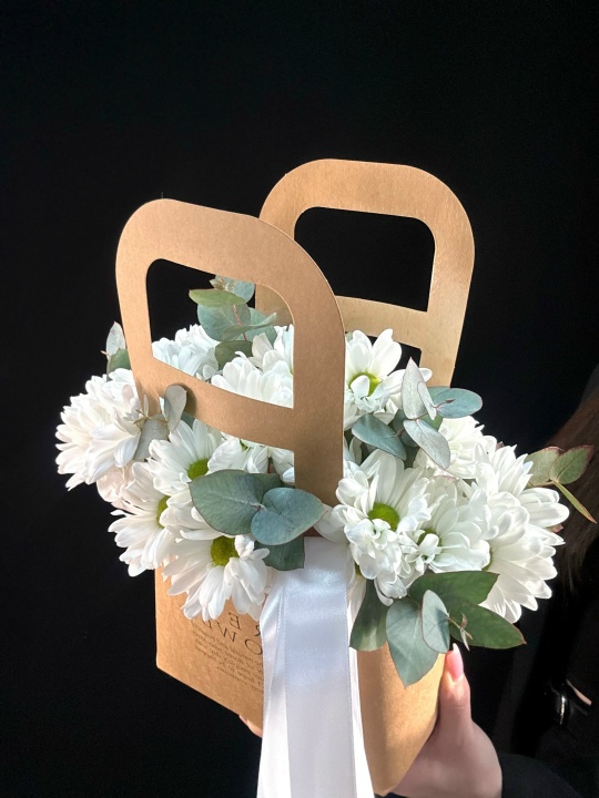 Композиция ромашки с эвкалиптом