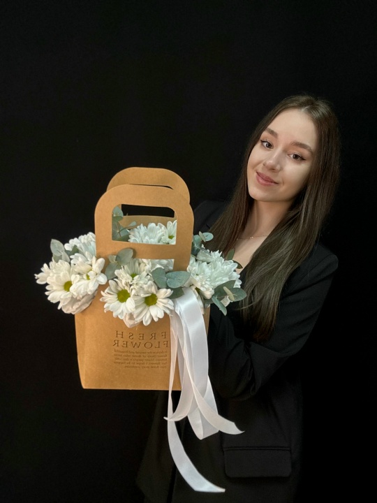 Композиция ромашки с эвкалиптом