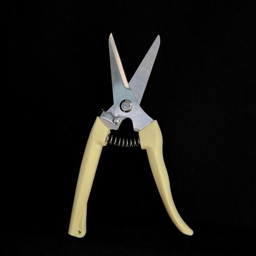 Секатор для правильной подрезки цветов