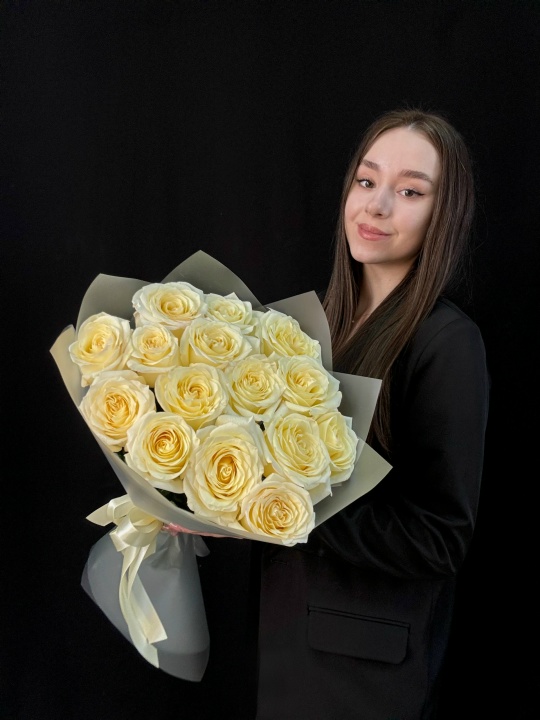 Букет кремовых пион роз 15 шт 