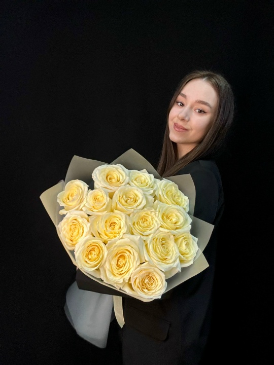 Букет кремовых пион роз 15 шт 