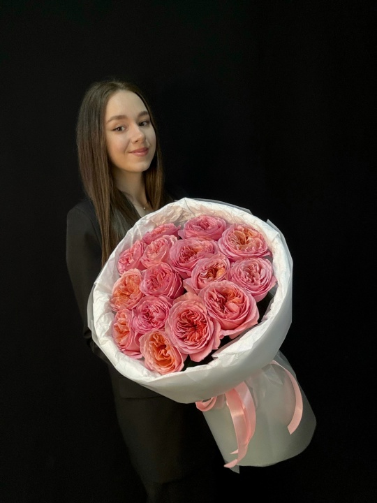 Розовые пионовидные розы 15 шт