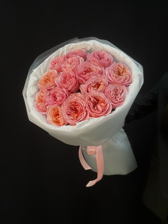 Розовые пионовидные розы 15 шт