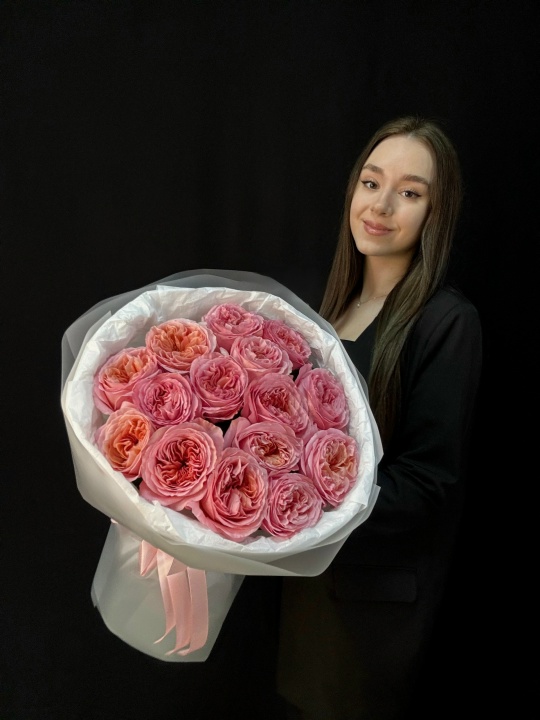 Розовые пионовидные розы 15 шт