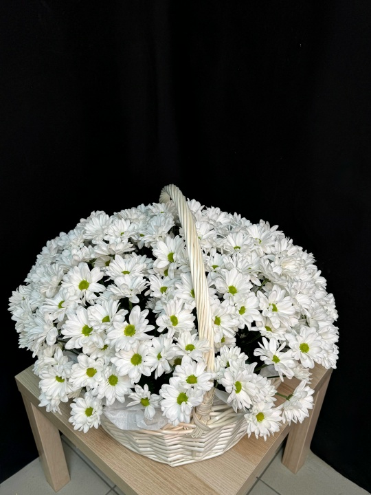 Корзина белых ромашек