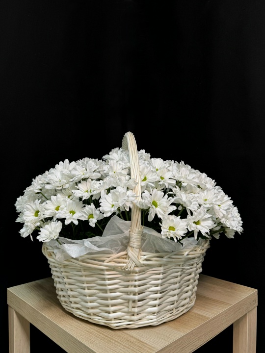 Корзина белых ромашек