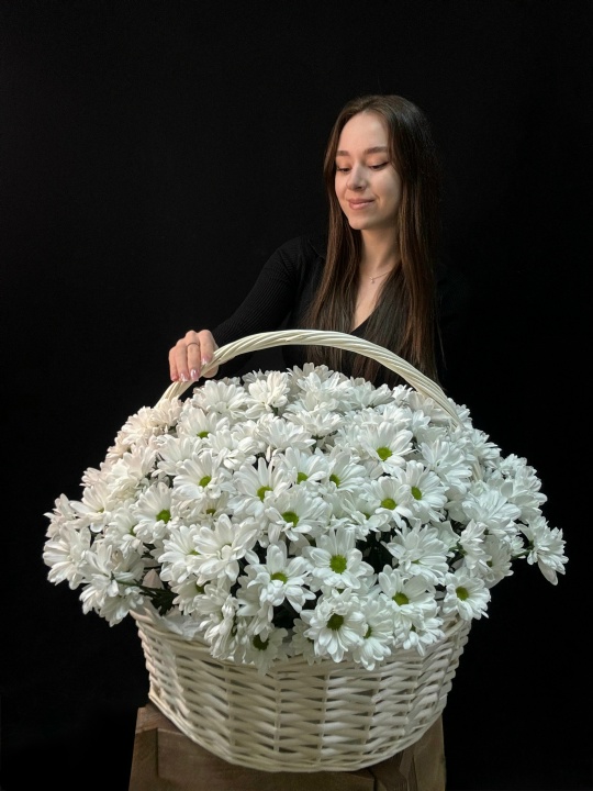 Корзина белых ромашек