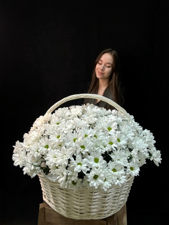 Корзина белых ромашек