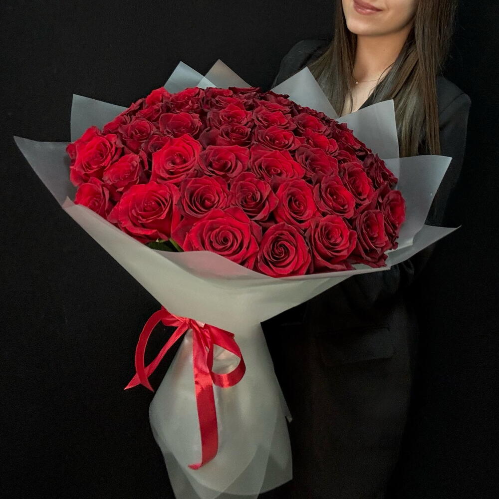 51 красная крупная роза