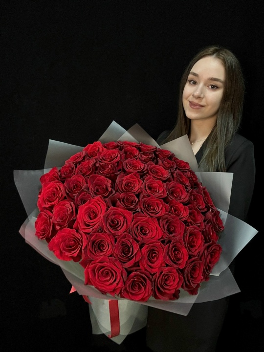 51 красная крупная роза