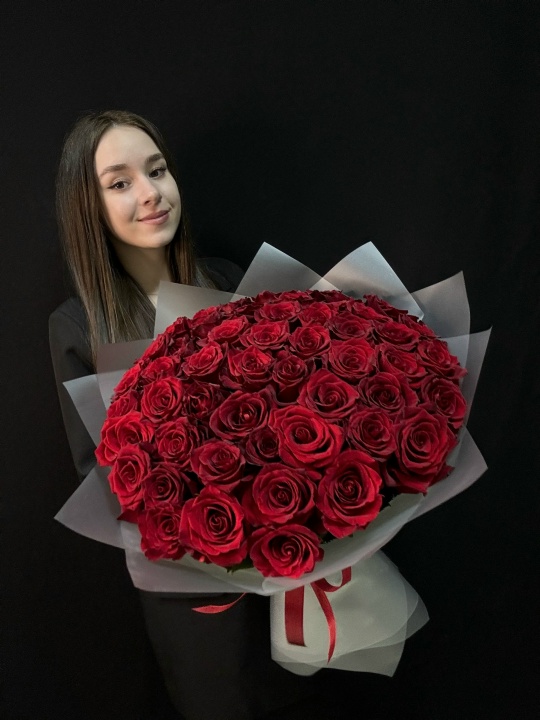 51 красная крупная роза