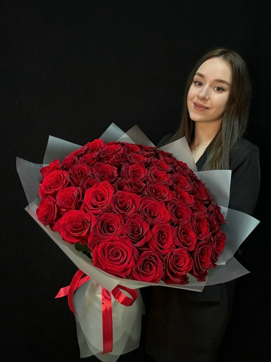 51 красная крупная роза