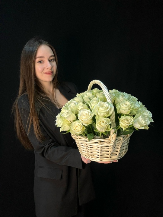 Корзина 51 белая роза Кения