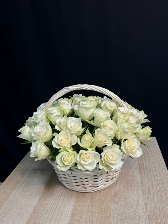Корзина 51 белая роза Кения