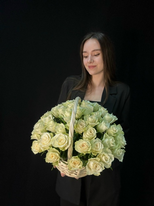 Корзина 51 белая роза Кения