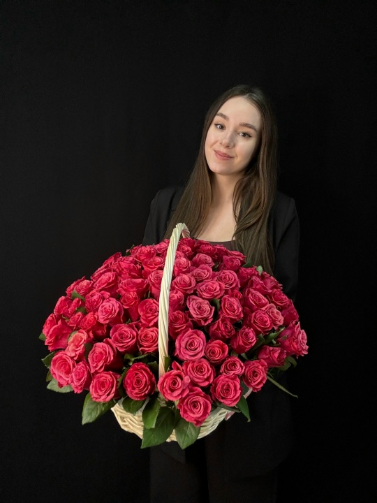 Корзина 101 роза розовая Кения
