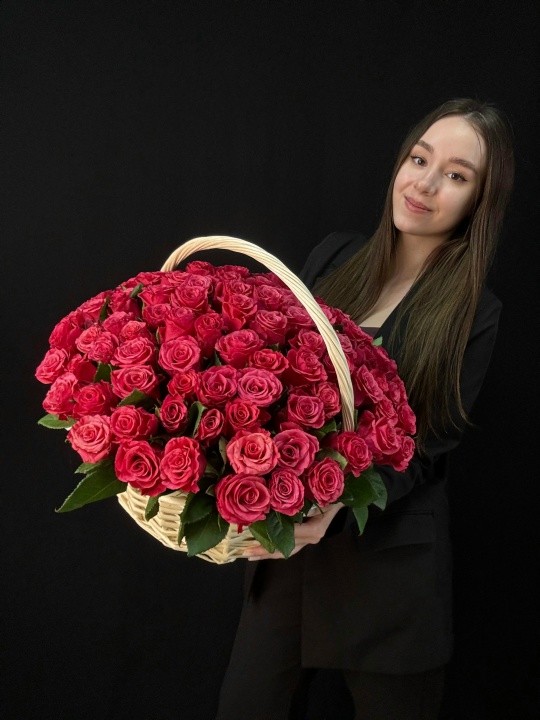 Корзина 101 роза розовая Кения