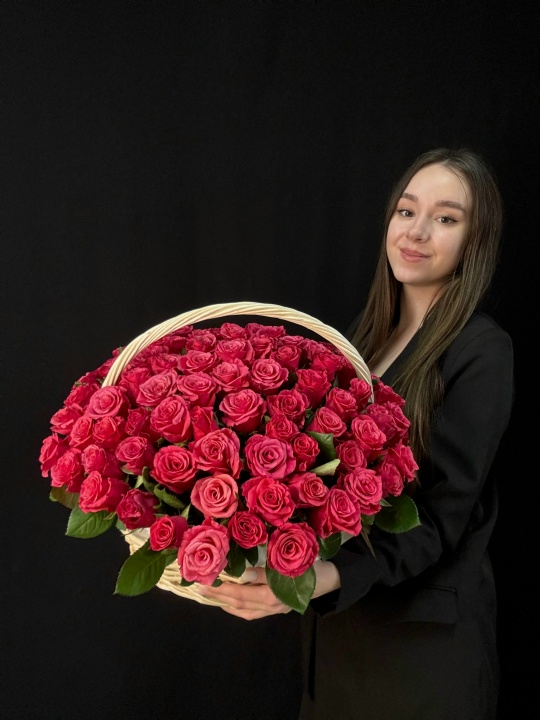 Корзина 101 роза розовая Кения