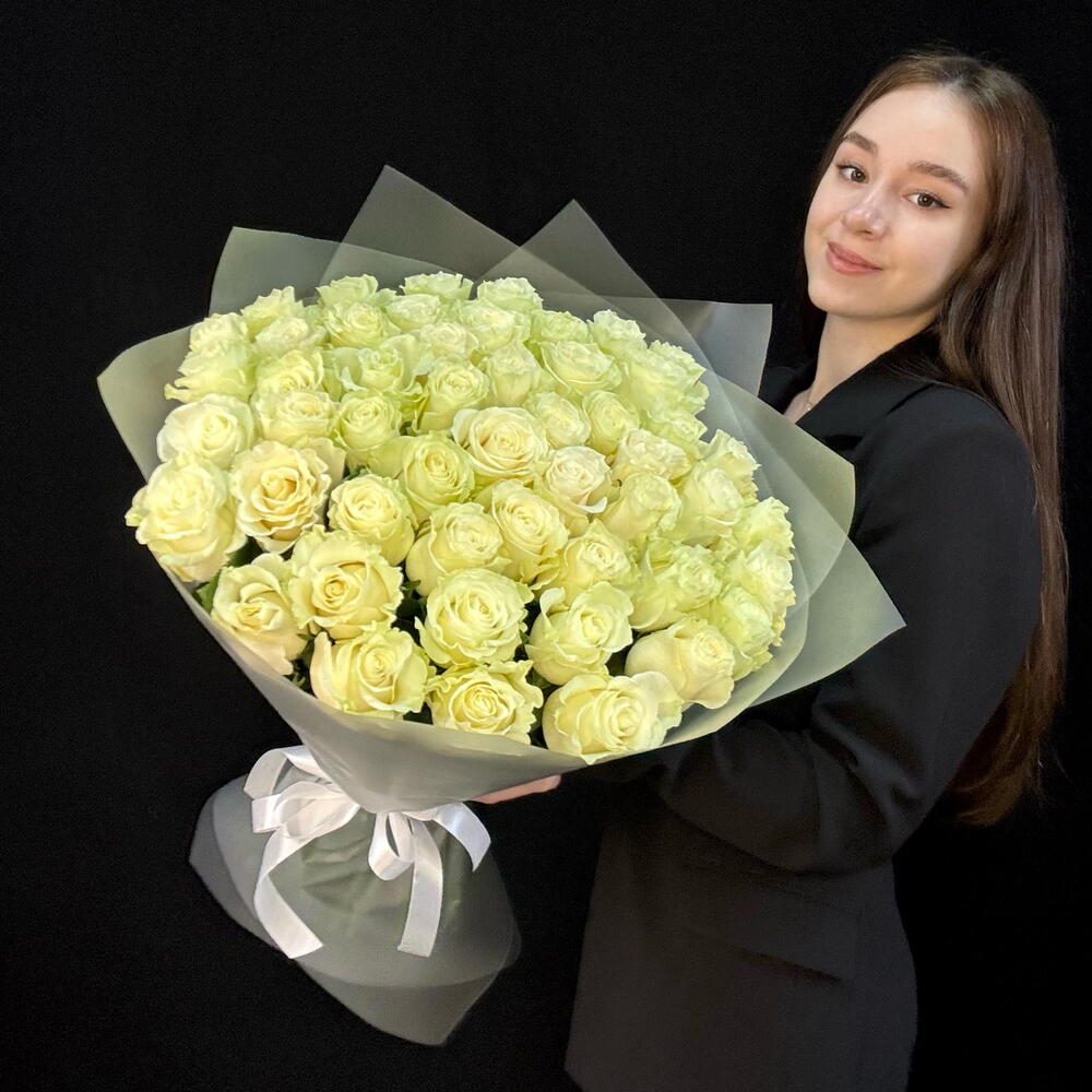 Букет белых крупных роз 51 шт 