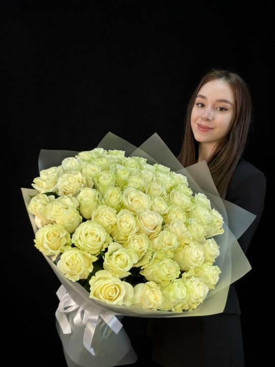 Букет белых крупных роз 51 шт 