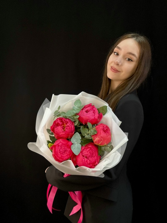 Пионы коралловые с эвкалиптом