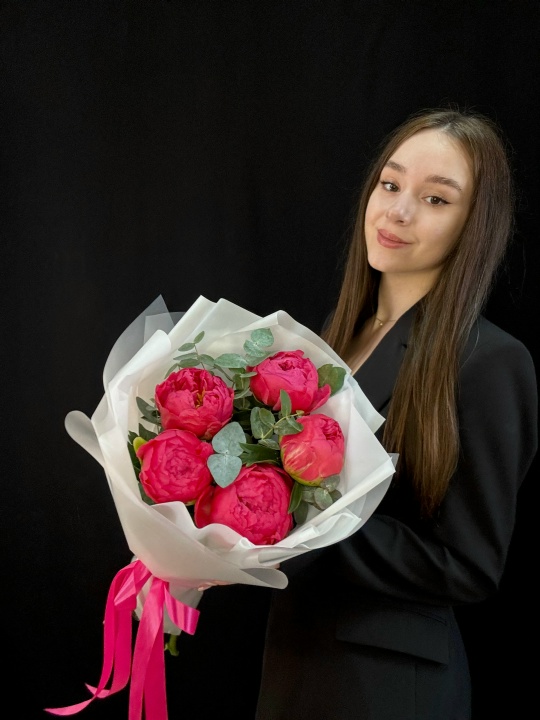 Пионы коралловые с эвкалиптом