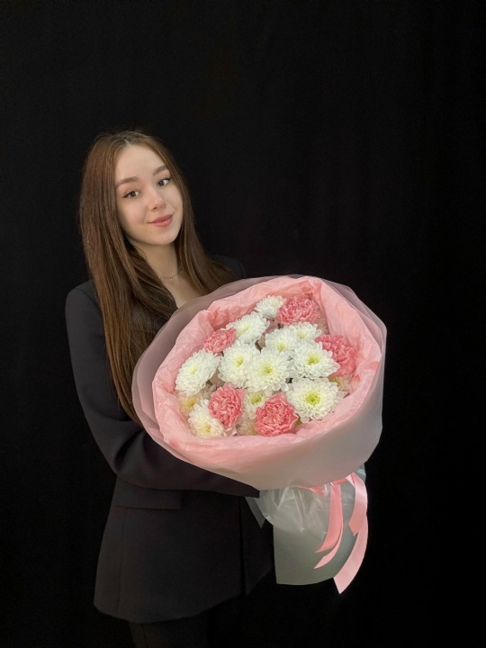 Букет из кустовых хризантем и диантусов (размер S)