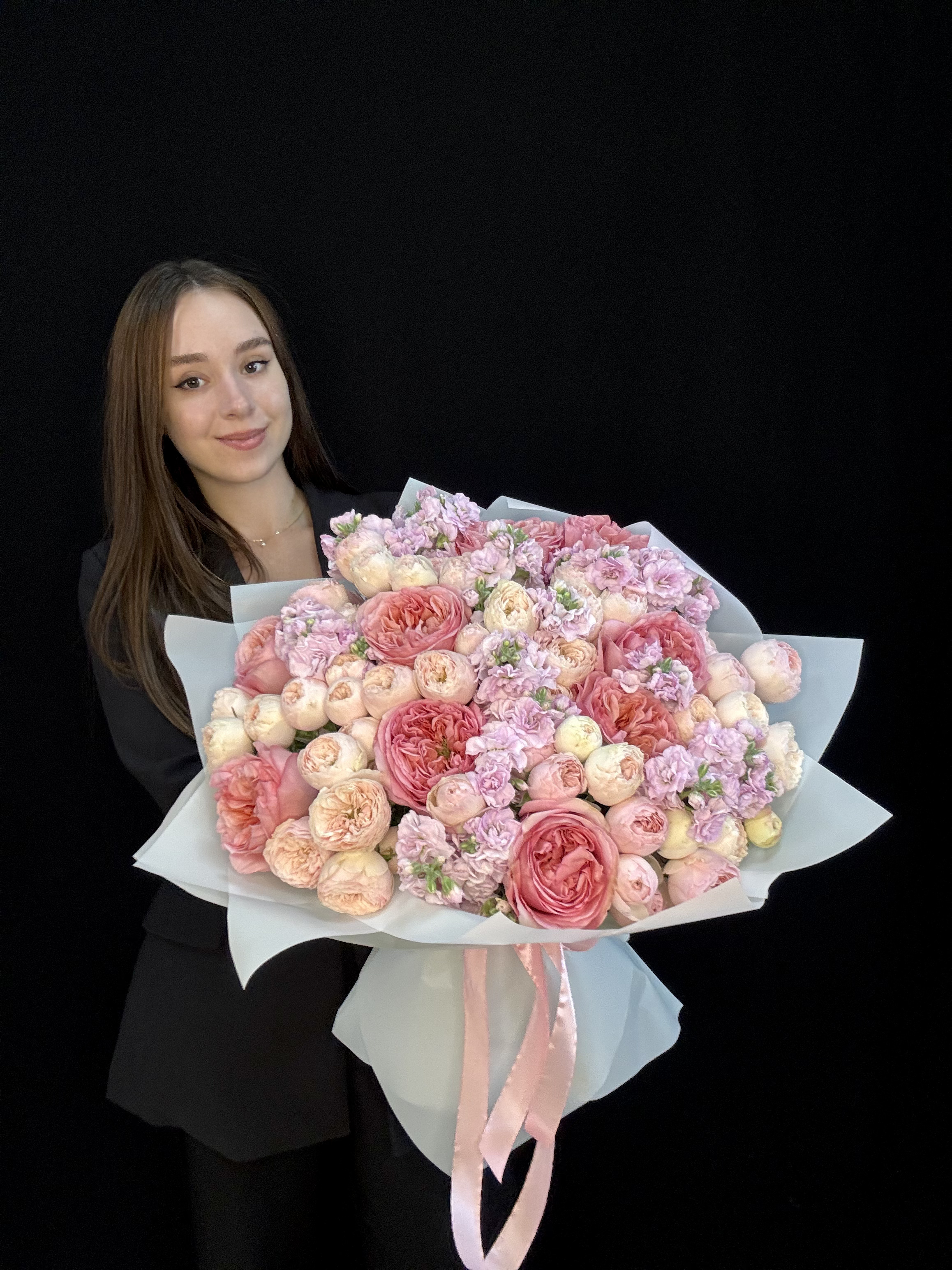Букет с пионовидными розами Pink Xpression, пионовидными кустовыми розами Mansfield Park и розовой маттиолой, размер L