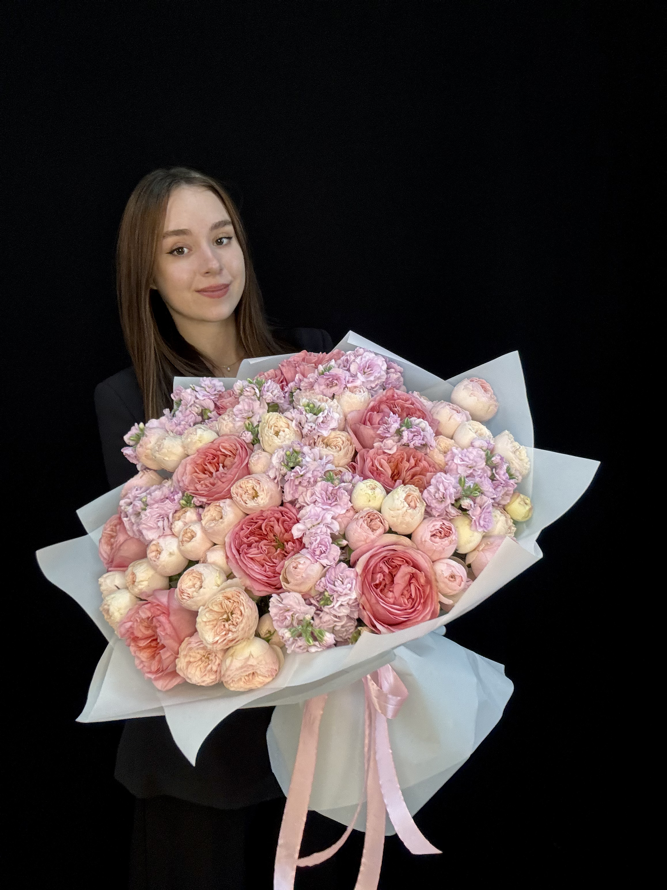Букет с пионовидными розами Pink Xpression, пионовидными кустовыми розами Mansfield Park и розовой маттиолой, размер L