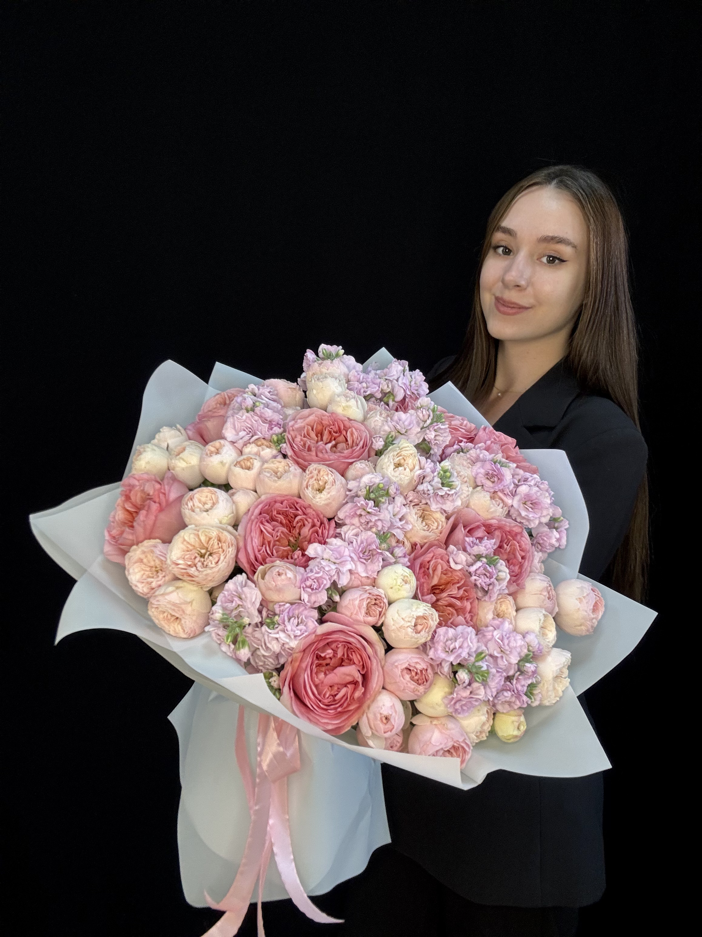 Букет с пионовидными розами Pink Xpression, пионовидными кустовыми розами Mansfield Park и розовой маттиолой, размер L