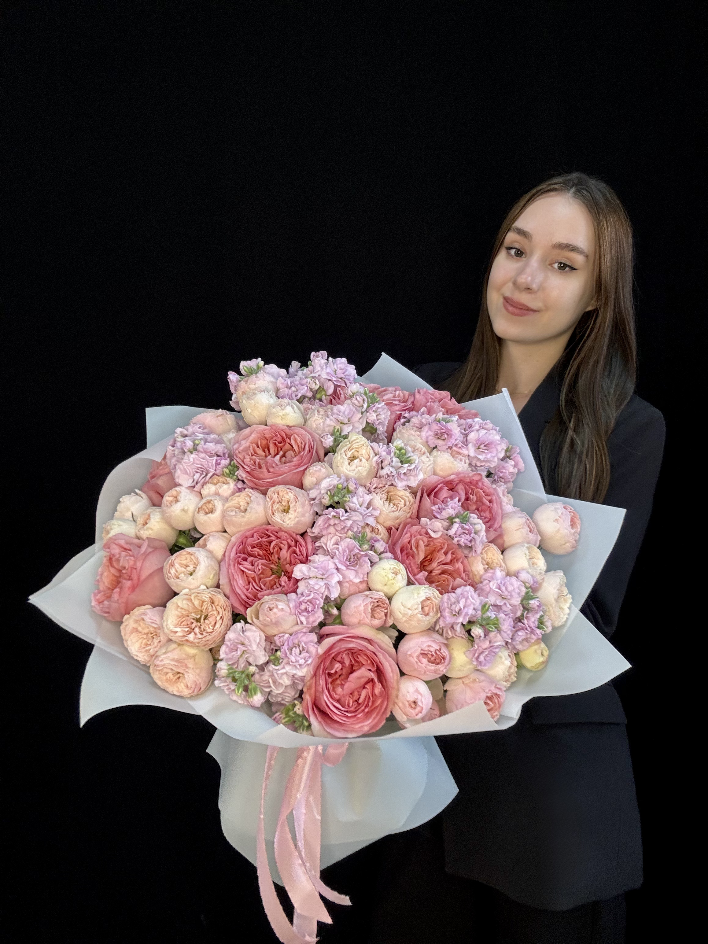 Букет с пионовидными розами Pink Xpression, пионовидными кустовыми розами Mansfield Park и розовой маттиолой, размер L