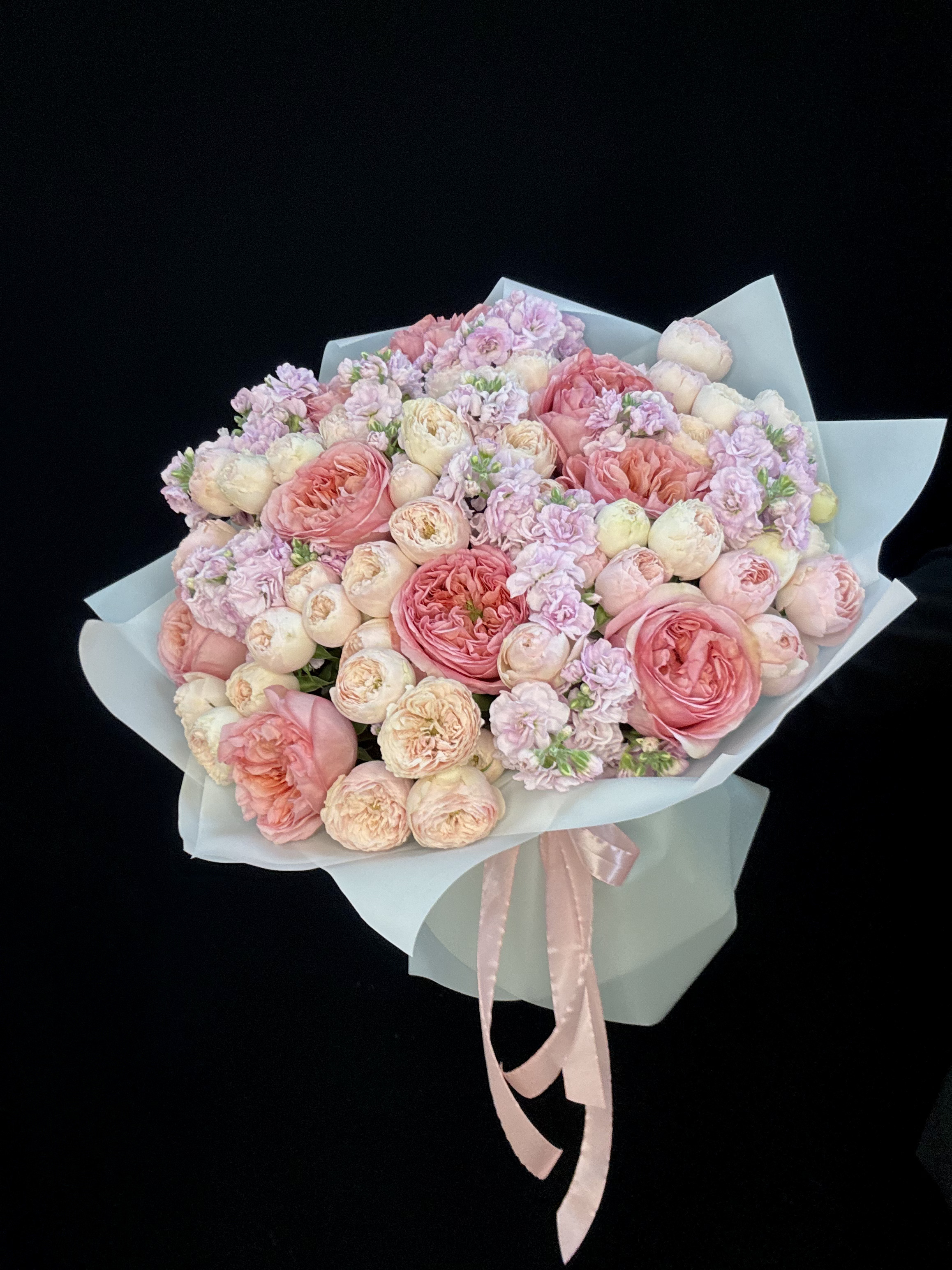 Букет с пионовидными розами Pink Xpression, пионовидными кустовыми розами Mansfield Park и розовой маттиолой, размер L