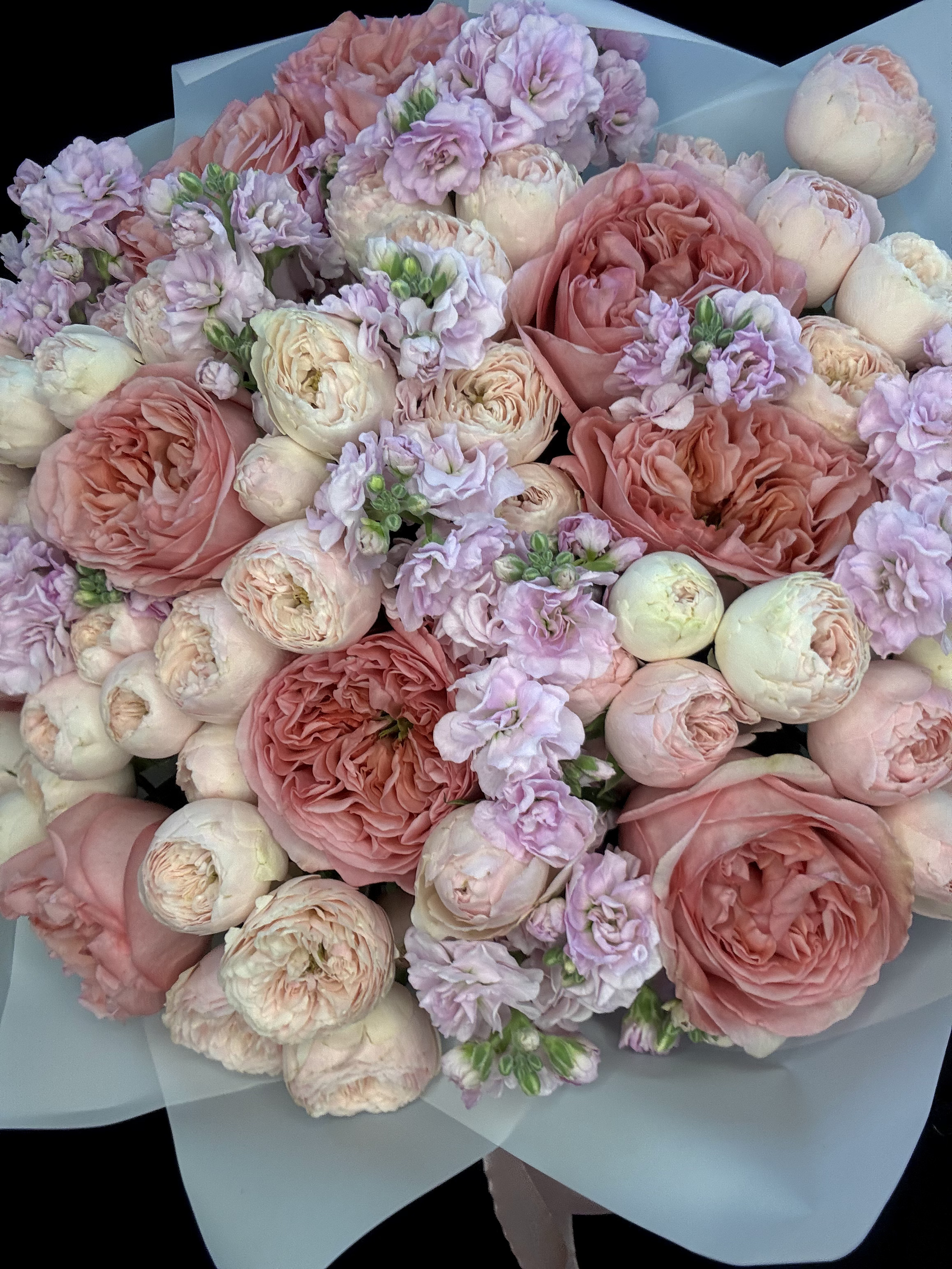 Букет с пионовидными розами Pink Xpression, пионовидными кустовыми розами Mansfield Park и розовой маттиолой, размер L