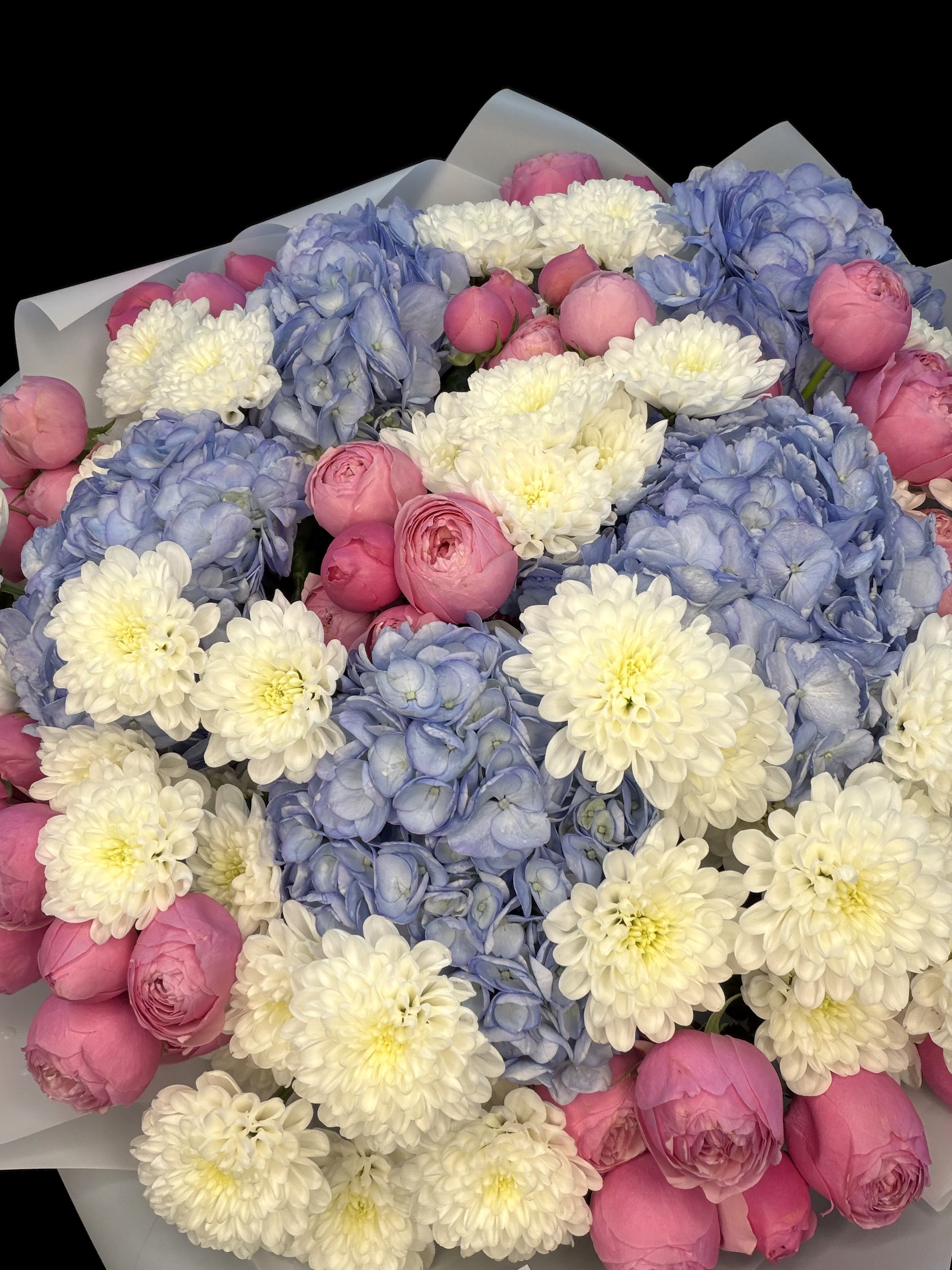 Букет с голубой гортензией, пионовидными кустовыми розами Silva Pink и белой кустовой хризантемой Altaj, размер L