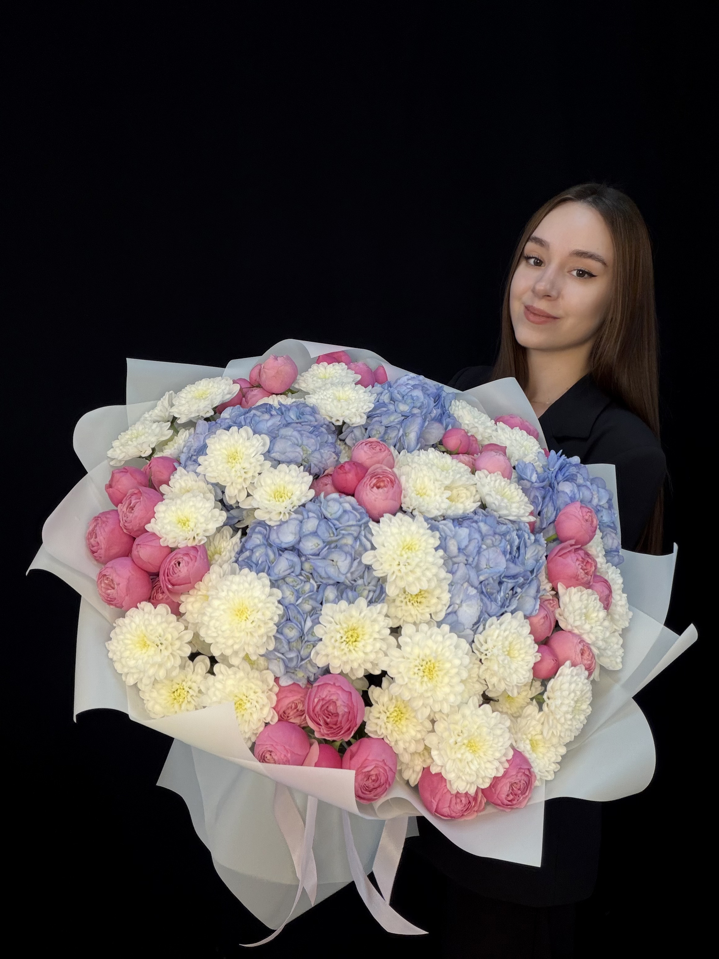 Букет с голубой гортензией, пионовидными кустовыми розами Silva Pink и белой кустовой хризантемой Altaj, размер L