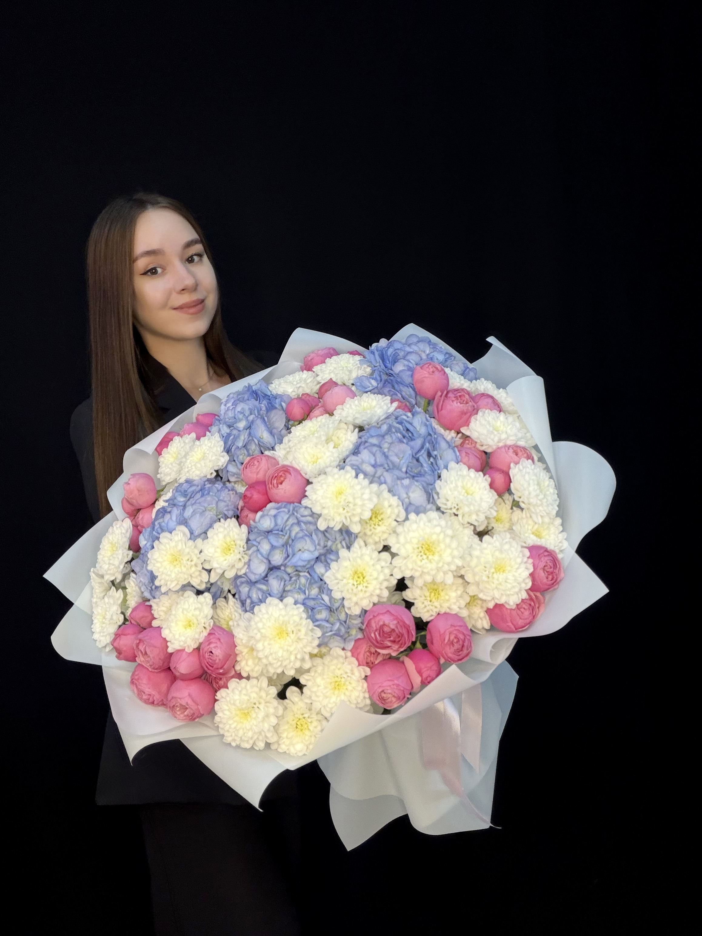 Букет с голубой гортензией, пионовидными кустовыми розами Silva Pink и белой кустовой хризантемой Altaj, размер L