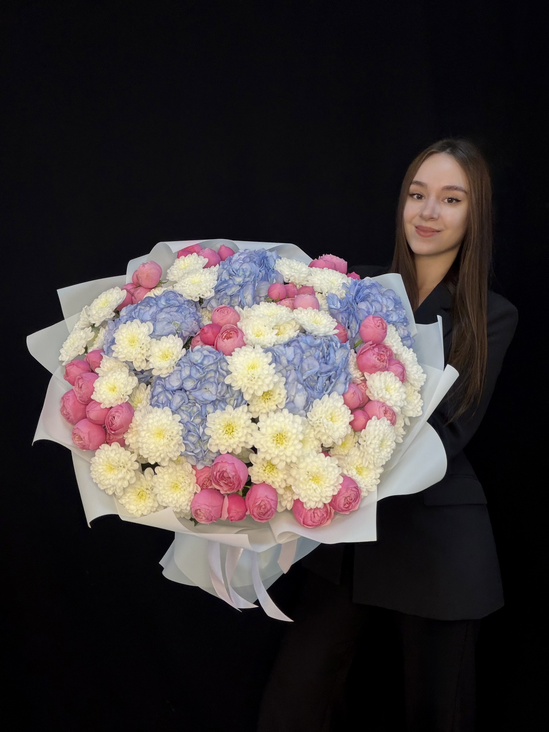 Букет с голубой гортензией, пионовидными кустовыми розами Silva Pink и белой кустовой хризантемой Altaj, размер L