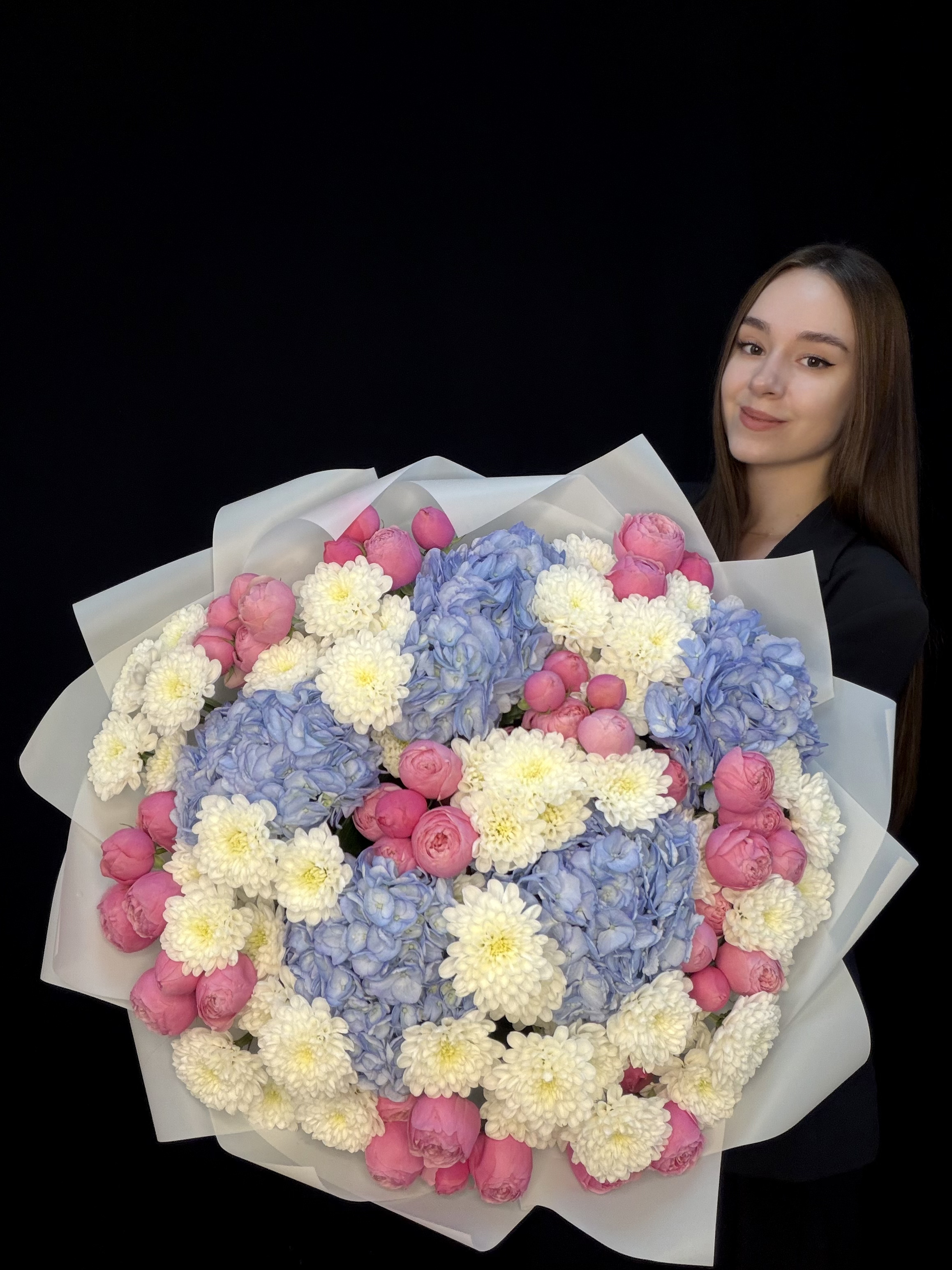 Букет с голубой гортензией, пионовидными кустовыми розами Silva Pink и белой кустовой хризантемой Altaj, размер L