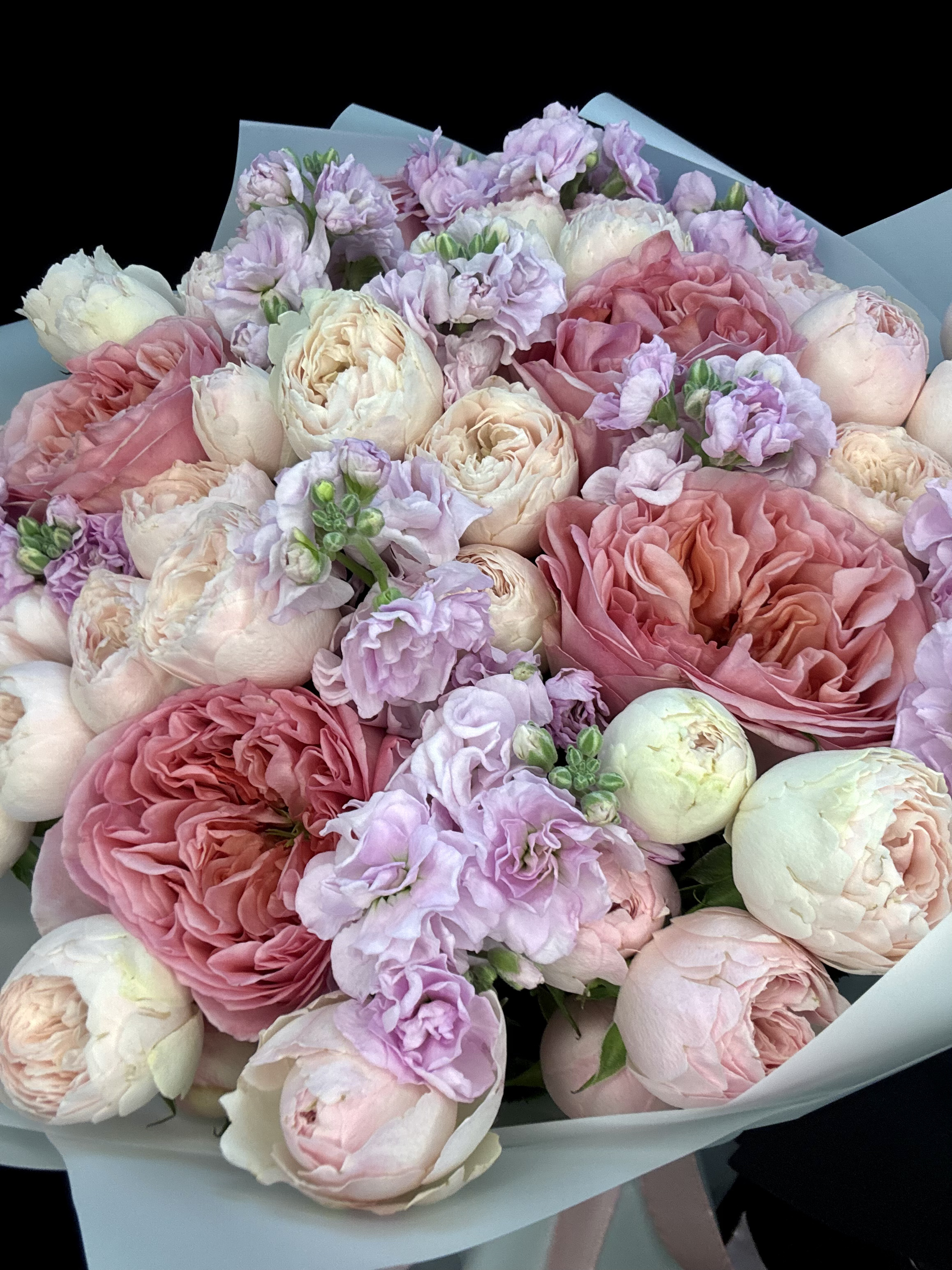 Букет с пионовидными розами Pink Xpression, пионовидными кустовыми розами Mansfield Park и розовой маттиолой, размер M