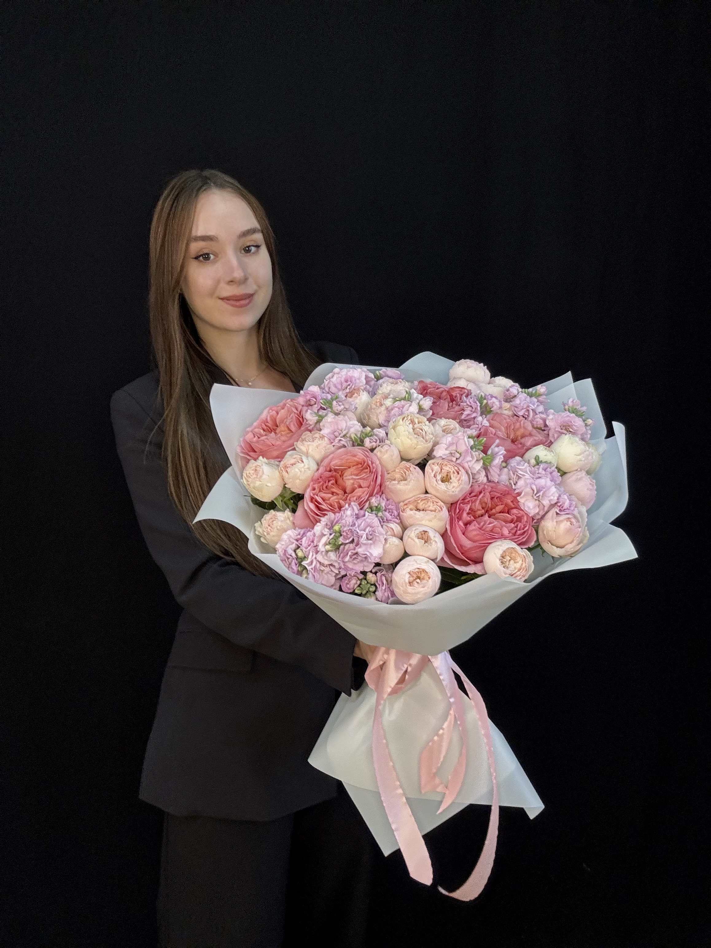 Букет с пионовидными розами Pink Xpression, пионовидными кустовыми розами Mansfield Park и розовой маттиолой, размер M