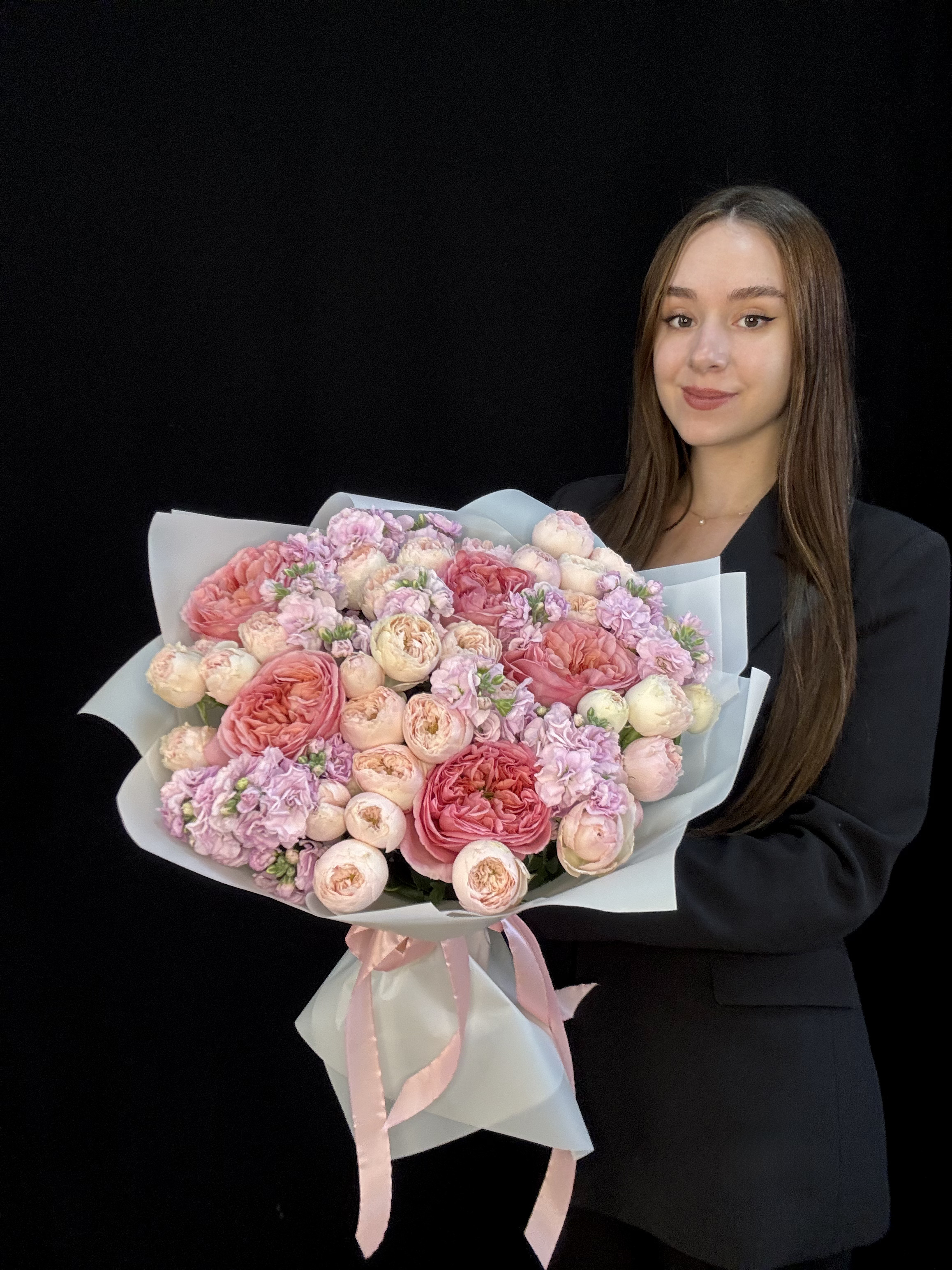 Букет с пионовидными розами Pink Xpression, пионовидными кустовыми розами Mansfield Park и розовой маттиолой, размер M