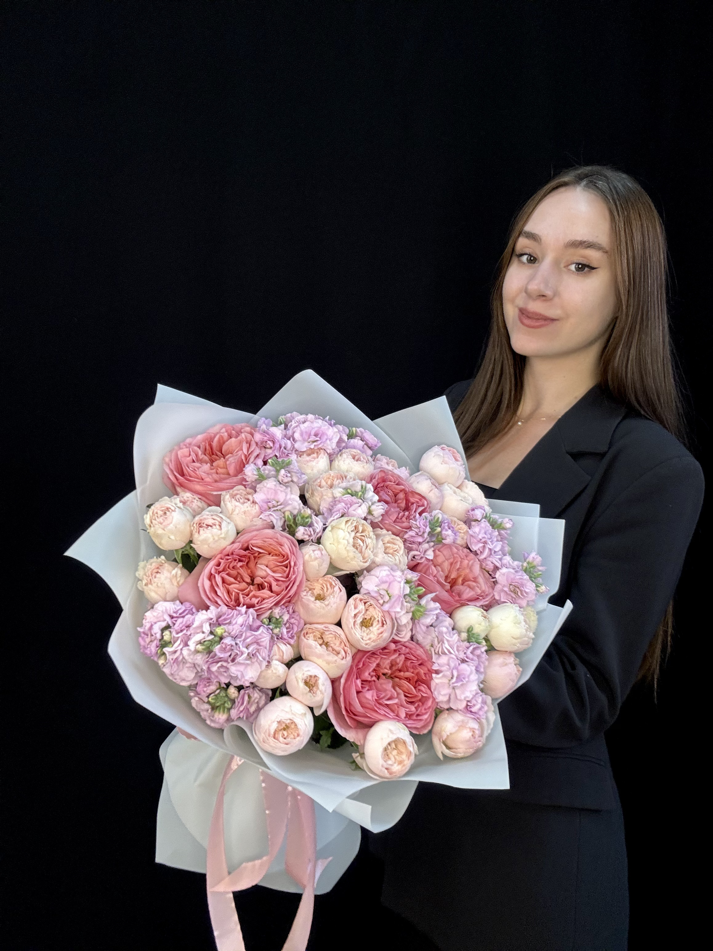 Букет с пионовидными розами Pink Xpression, пионовидными кустовыми розами Mansfield Park и розовой маттиолой, размер M