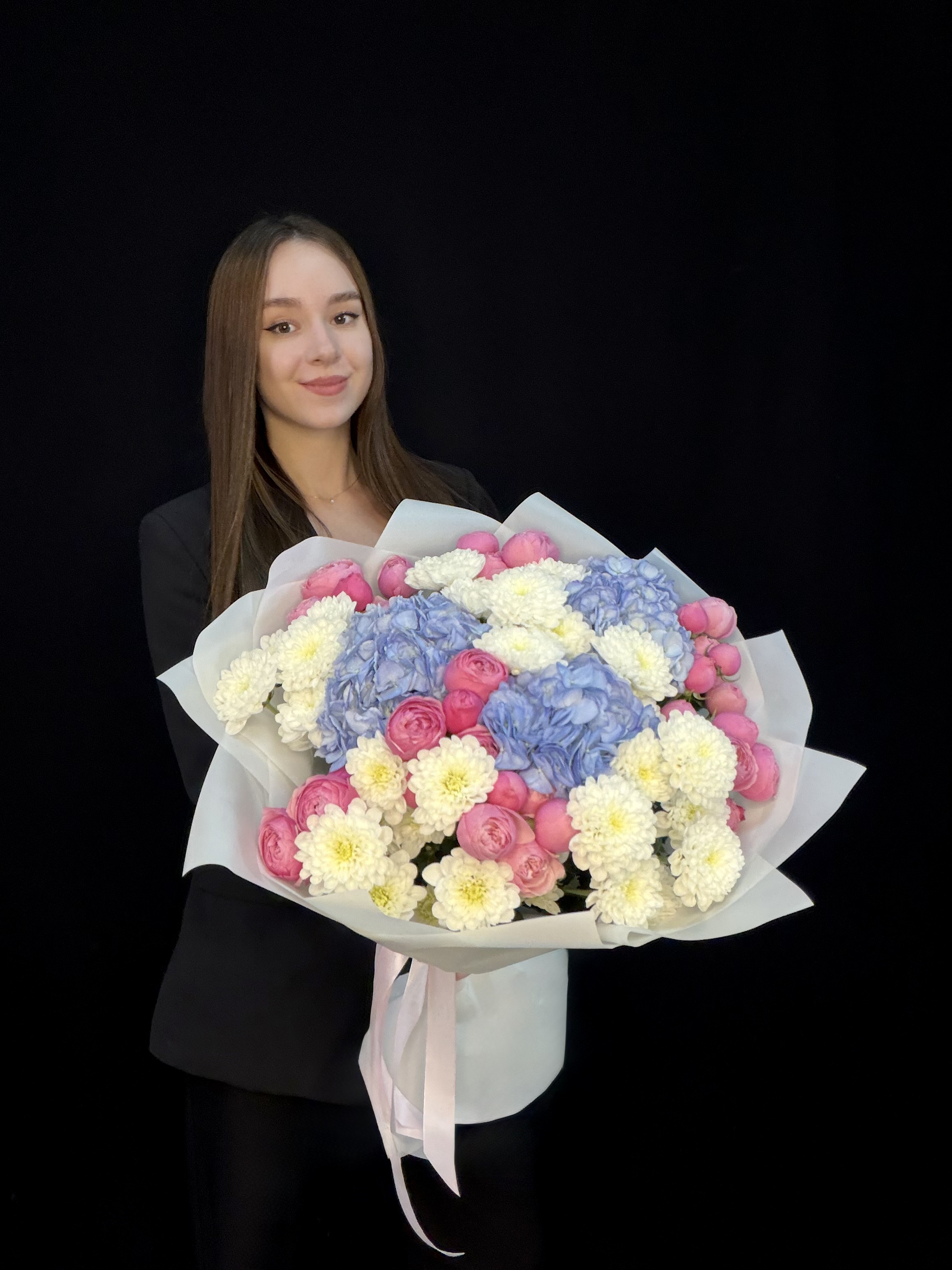 Букет с голубой гортензией, пионовидными кустовыми розами Silva Pink и белой кустовой хризантемой Altaj, размер M